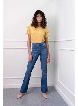 Calça Boot Cut em Jeans Lisa