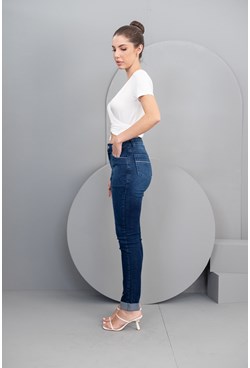 Calça jeans skinny barra virada