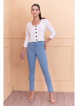 As saias jeans estão em alta: veja como usar as peças se você já passou dos  50, com looks modernos e elegantes – Nova Mulher