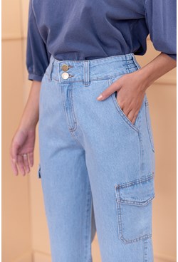 Calça mom jeans bolso cargo