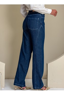 Calça reta jeans com recorte lateral