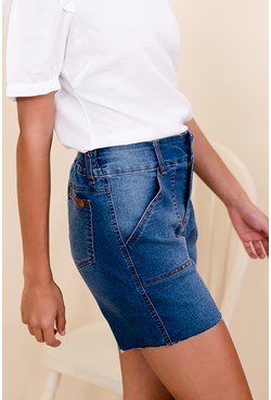 Shorts cintura alta jeans meia coxa com elástico no cós