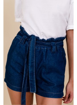 Shorts clochard jeans com cinto faixa e bolso faca